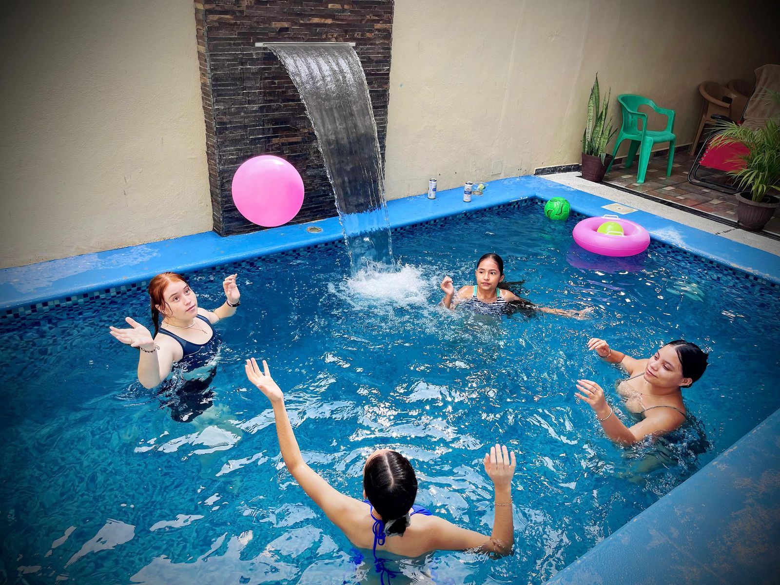 Familia feliz jugando en la alberca de los bungalows de hotel & bugalows bugambilias