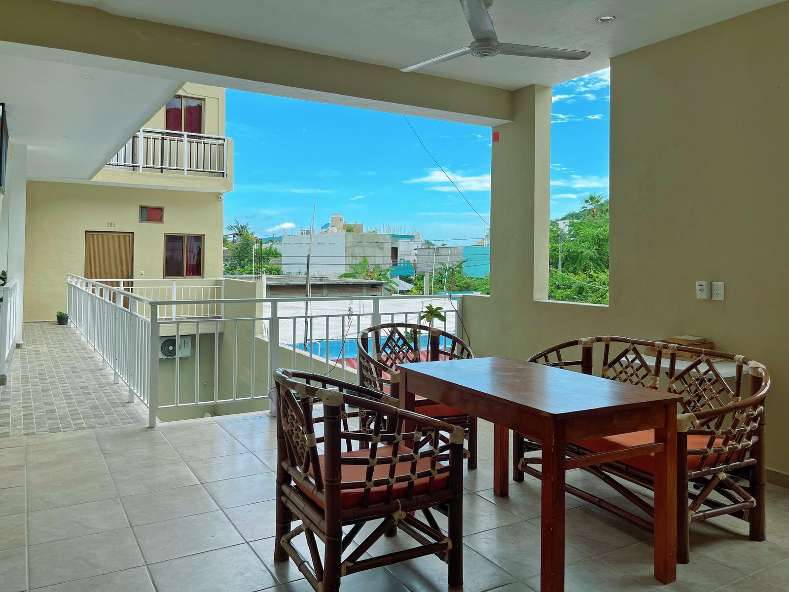 Sala de estar en el interior del hotel y bungalows bugambilias