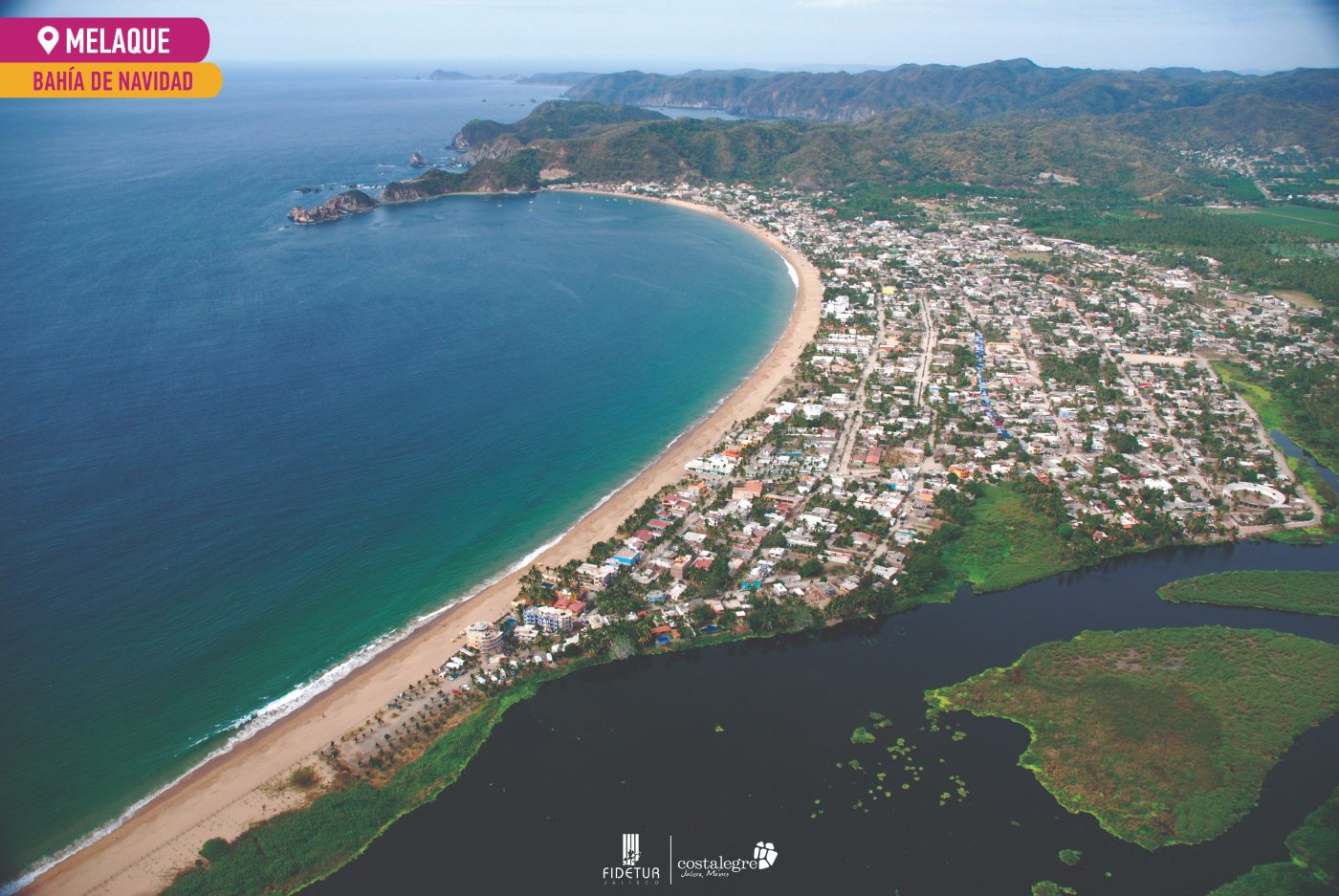 Playa de Melaque, ideal para disfrutar en familia con tranquilidad y belleza natural.
