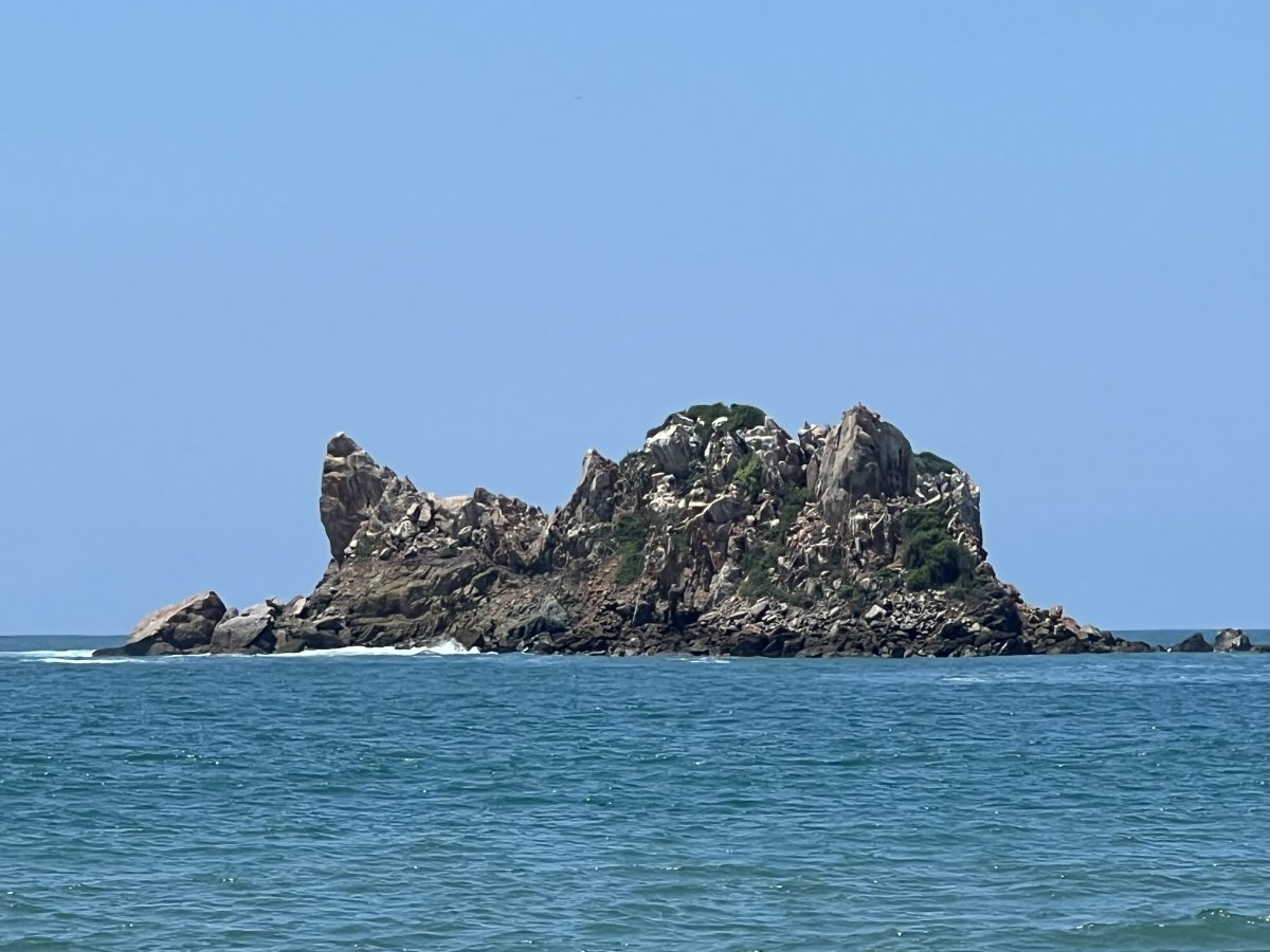 Emblemáticos peñascos en la bahia de melaque