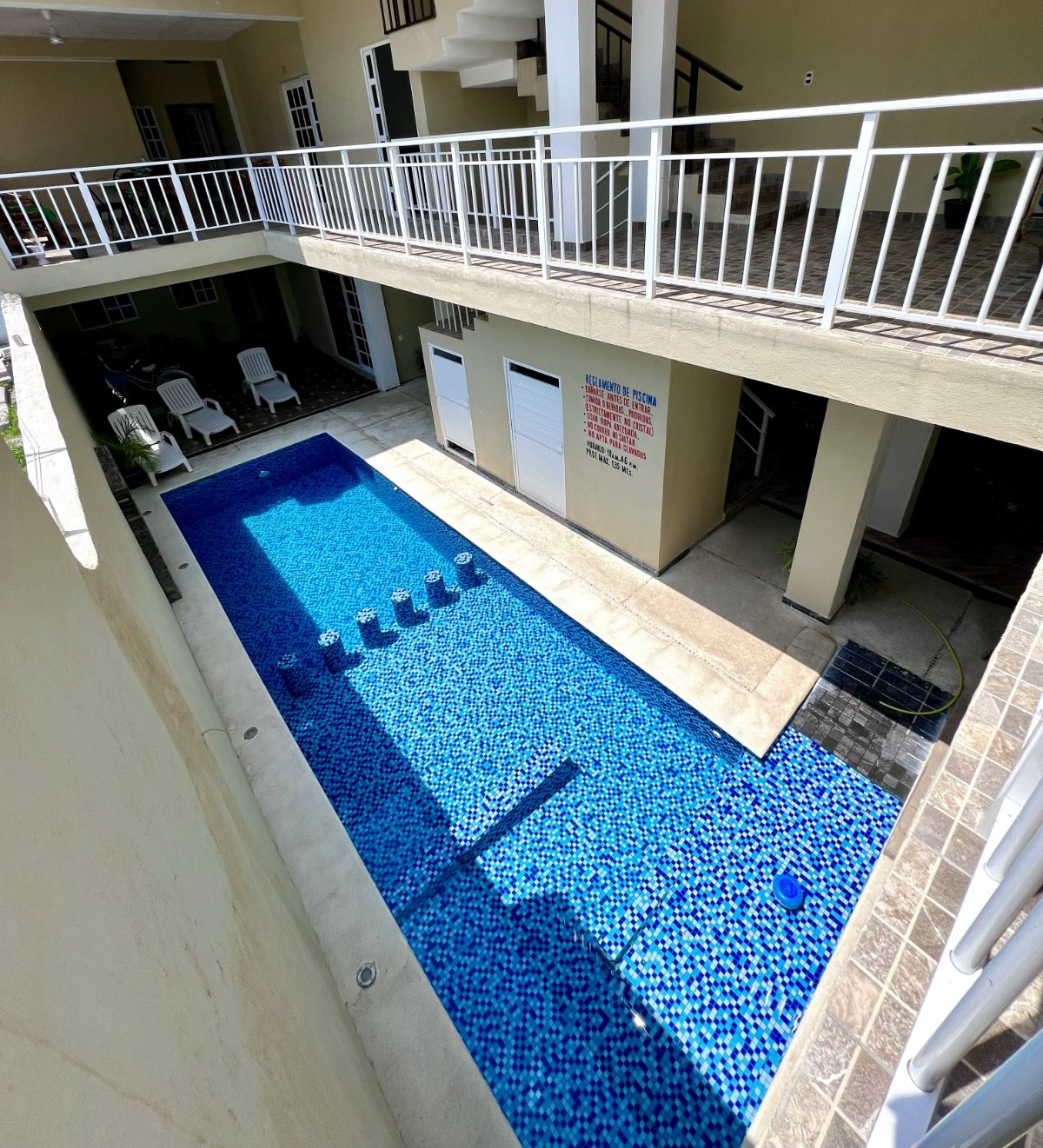 Vista aerea de la alberca de bungalows en melaque