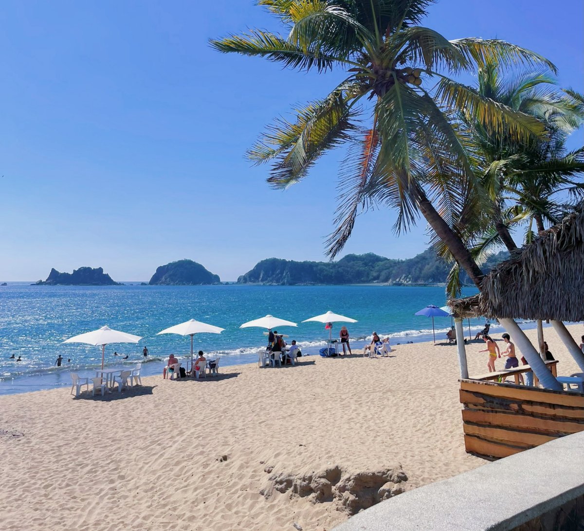 Vista al mar de melaque y sus sombrillas pegadas al mar