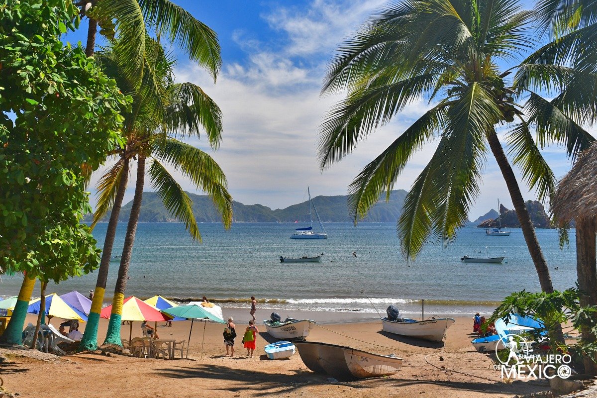 Vista frente al mar de melaque con palmas y lanchas