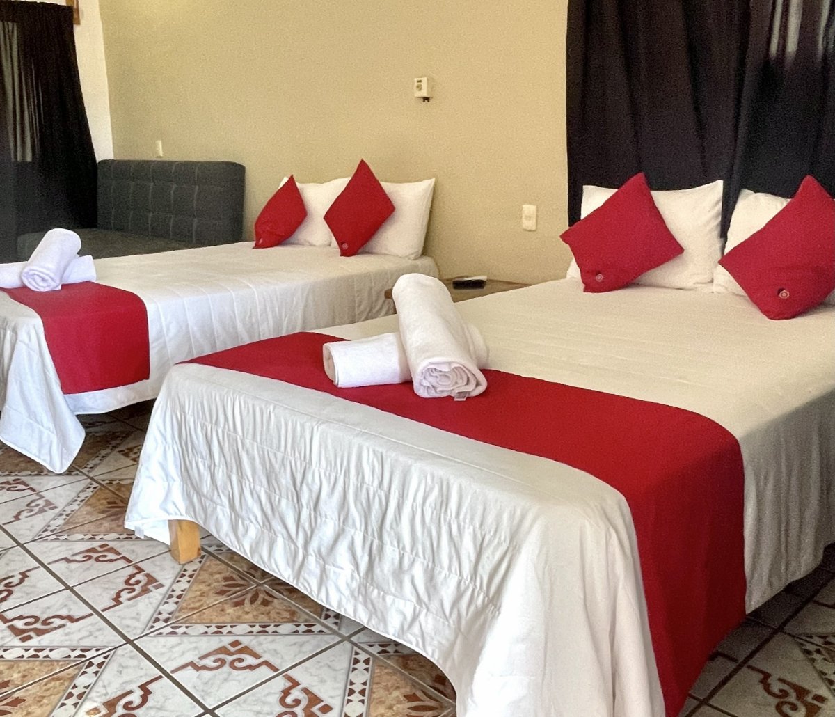 Dos camas matrimoniales en bugalows bugambilias