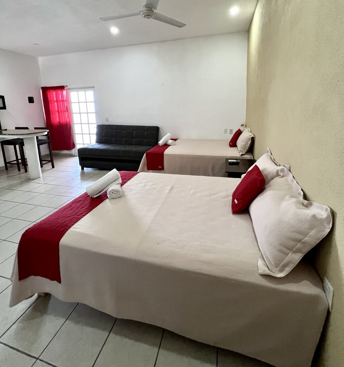 Dos camas matrimoniales elegantes en los bungalows